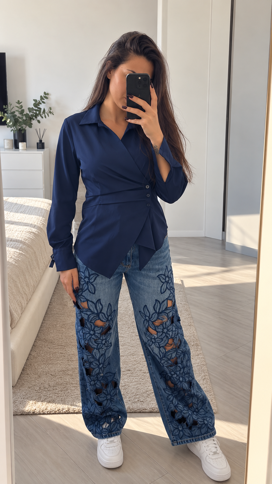 Jeans wide leg in denim blu con ricami floreali traforati