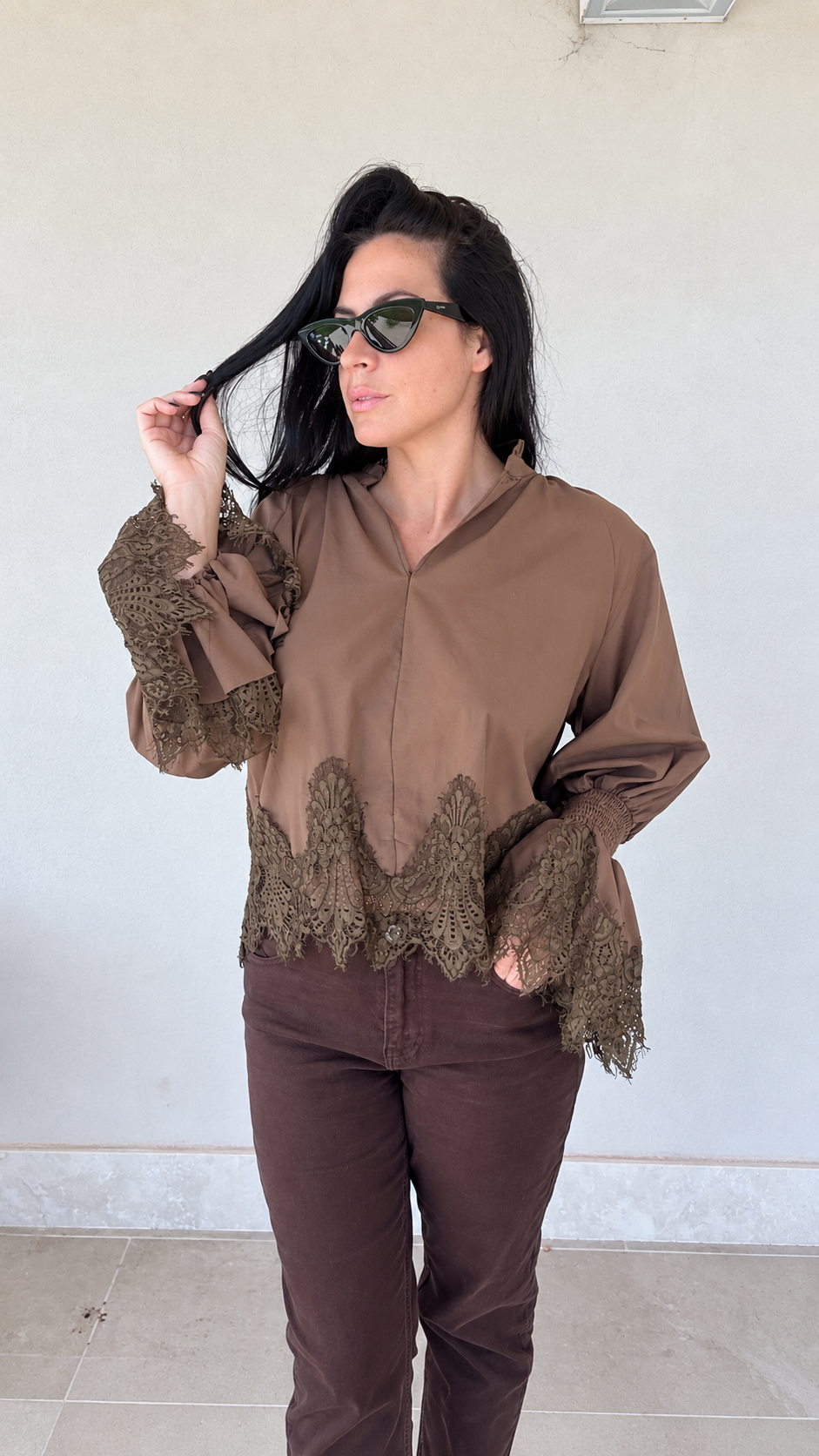 Camicia con volant in pizzo camel