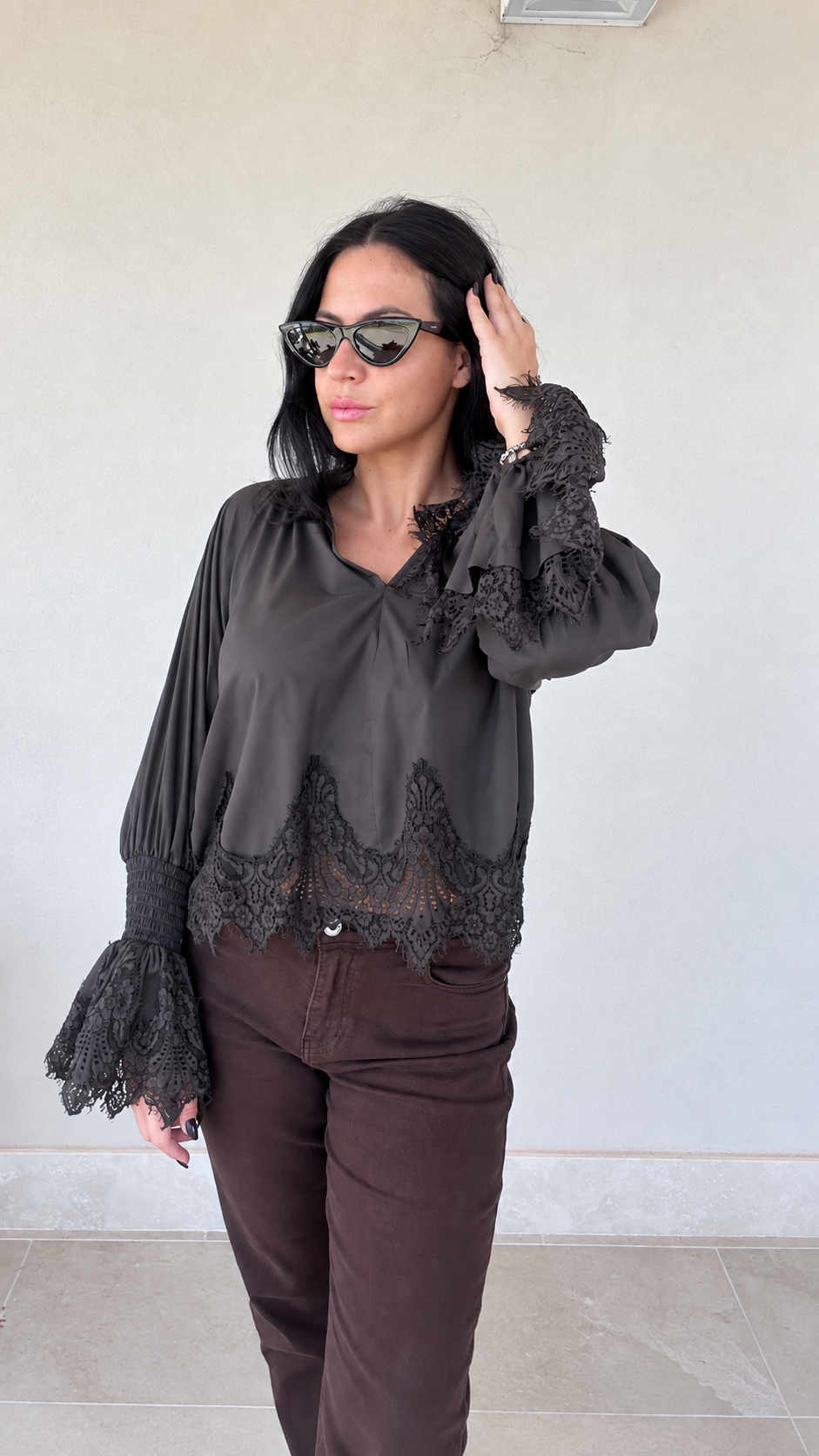 Camicia con volant in pizzo marrone