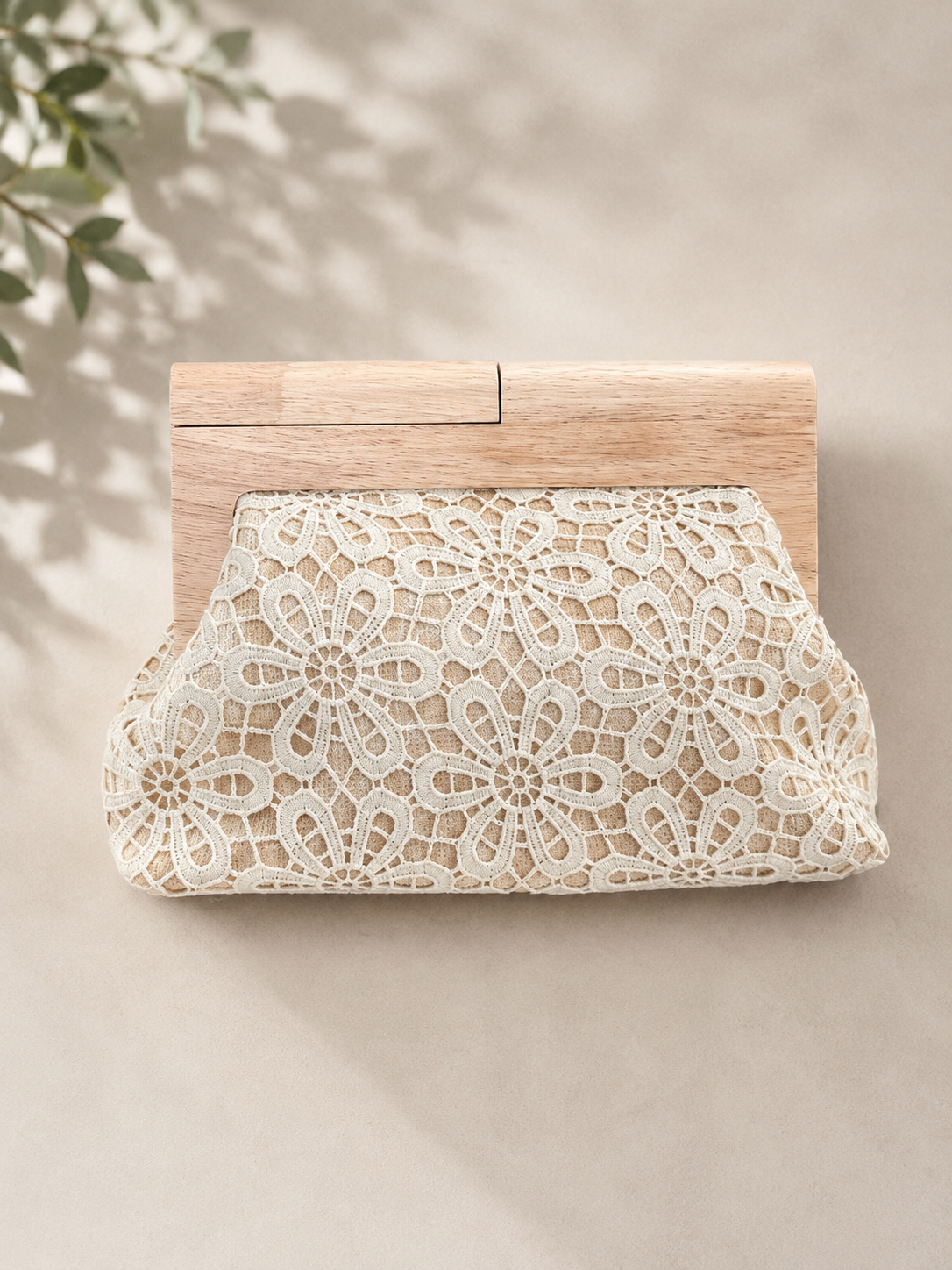 Pochette in pizzo floreale con chiusura in legno