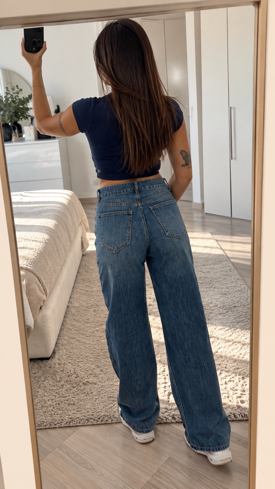 Jeans wide leg in denim blu con ricami floreali traforati