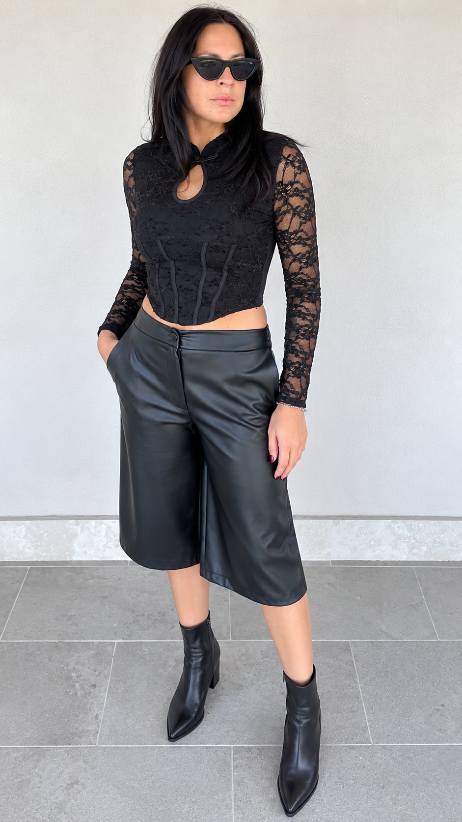 Top cropped in pizzo nero