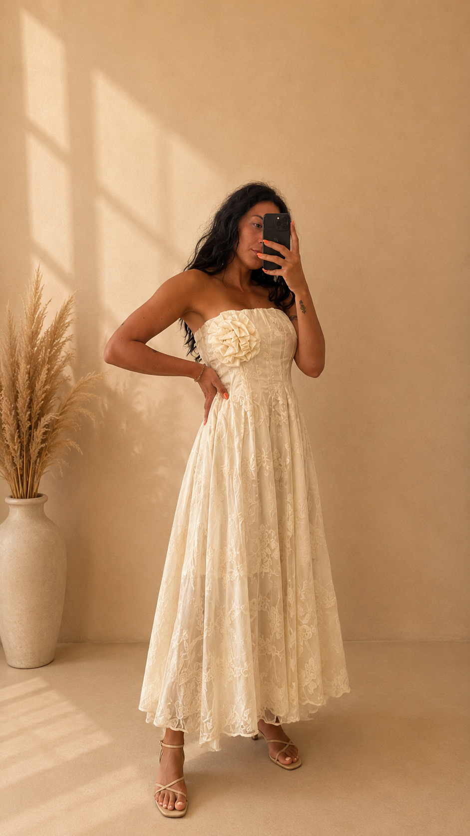 Abito bustier in pizzo avorio con fiore applicato