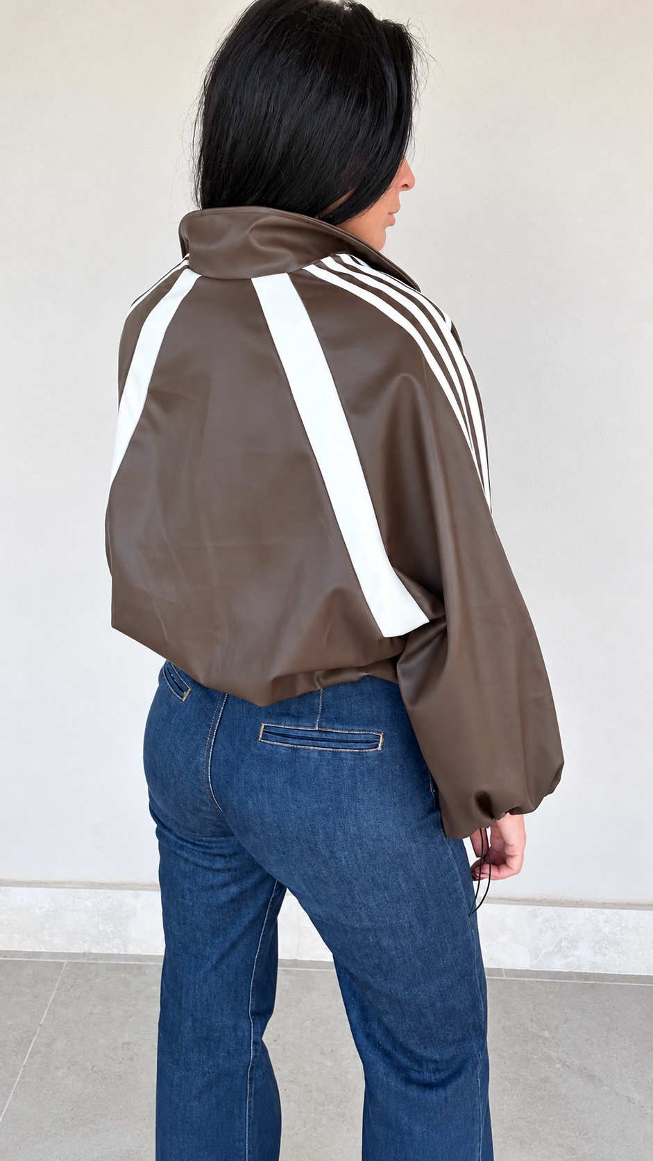 Giacca bomber in ecopelle marrone con righe