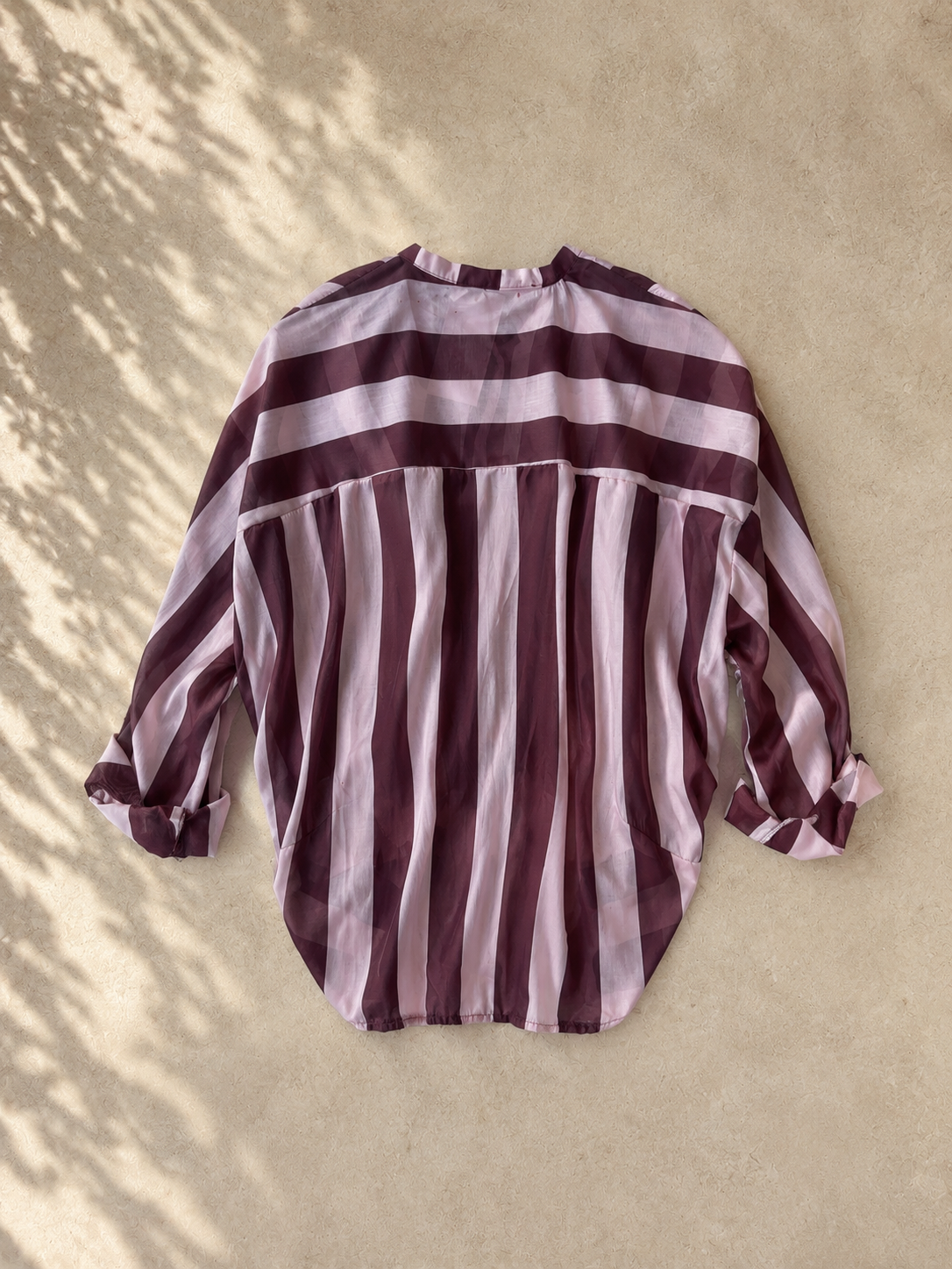Camicia a righe con nodino bordeaux e rosa