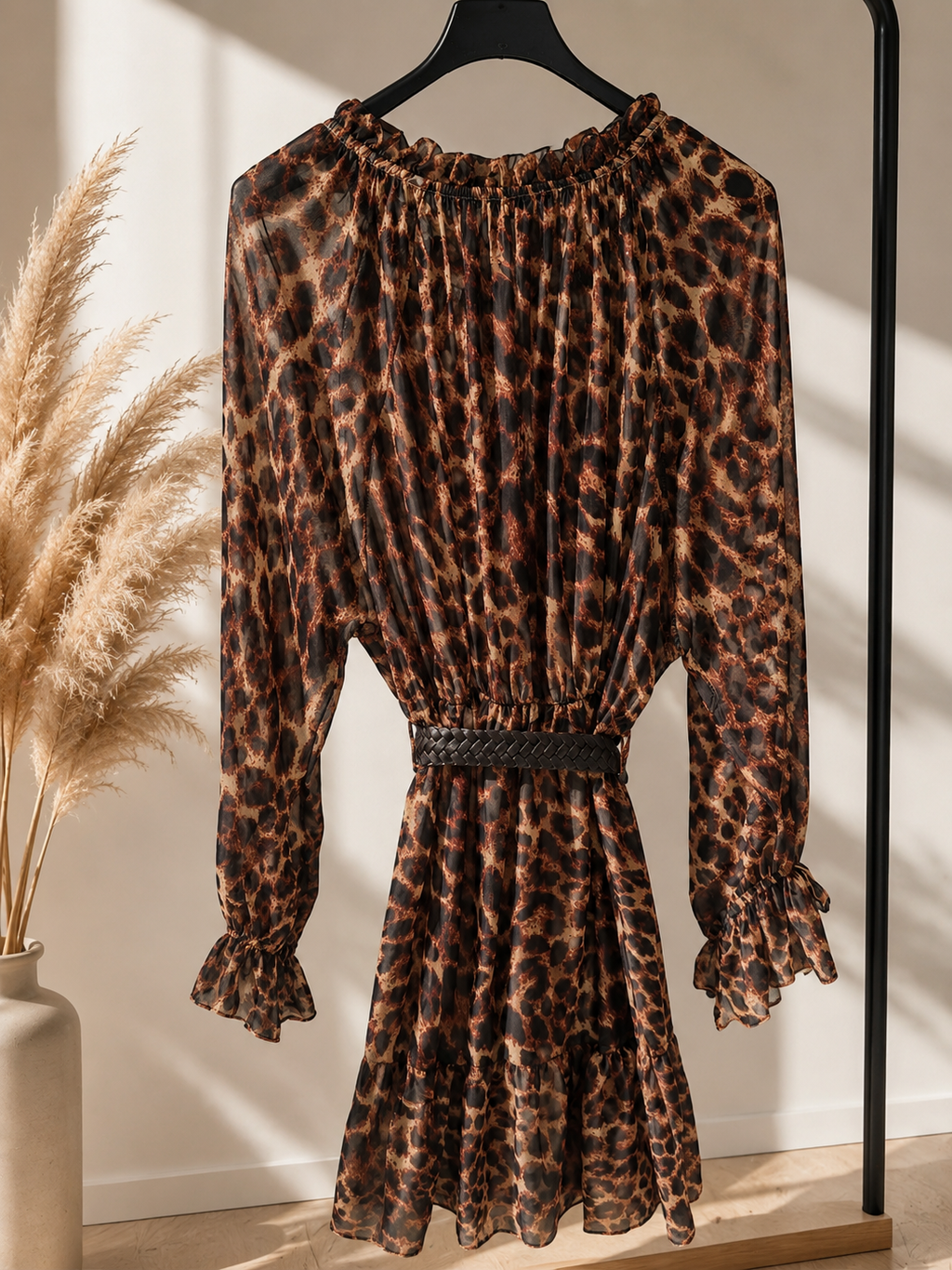 Abito leopardato con balze arancio