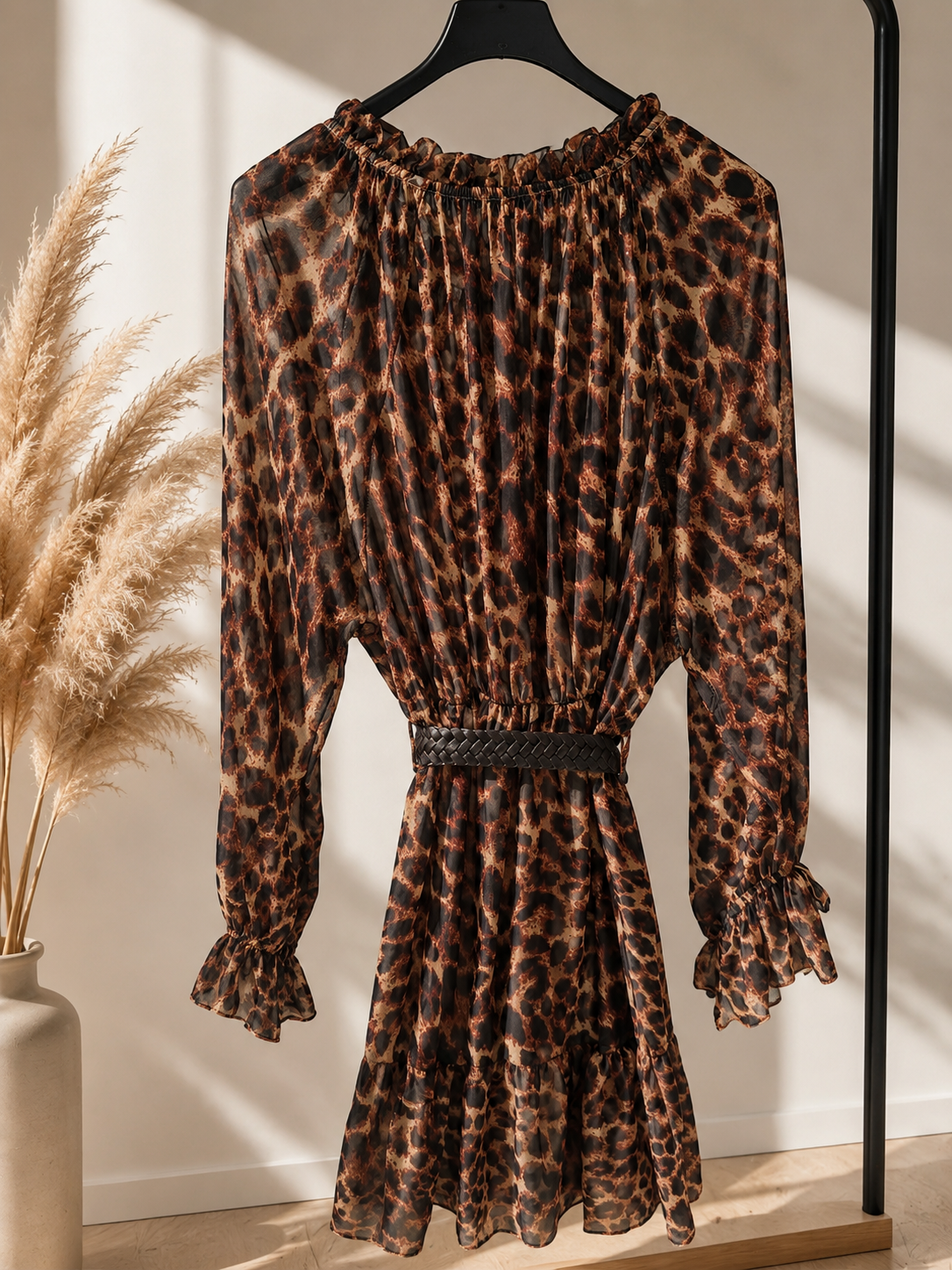Abito leopardato con balze arancio