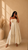 Abito bustier in pizzo avorio con fiore applicato