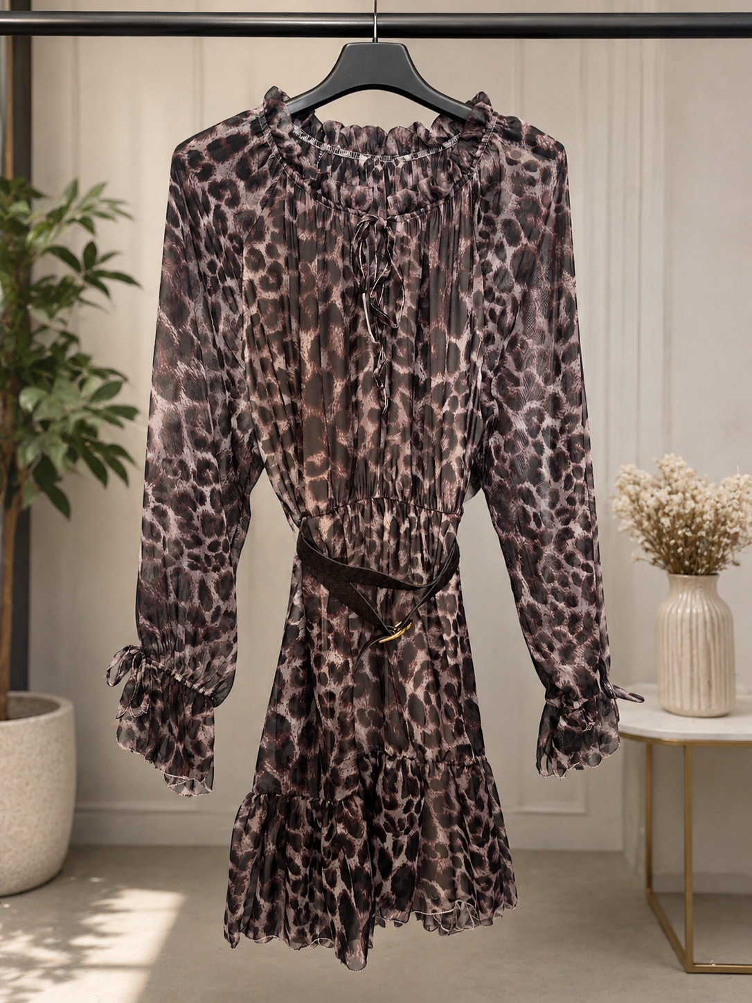 Abito leopardato con balza marrone
