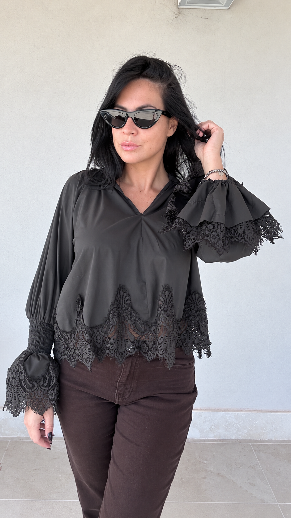 Camicia con volant in pizzo marrone