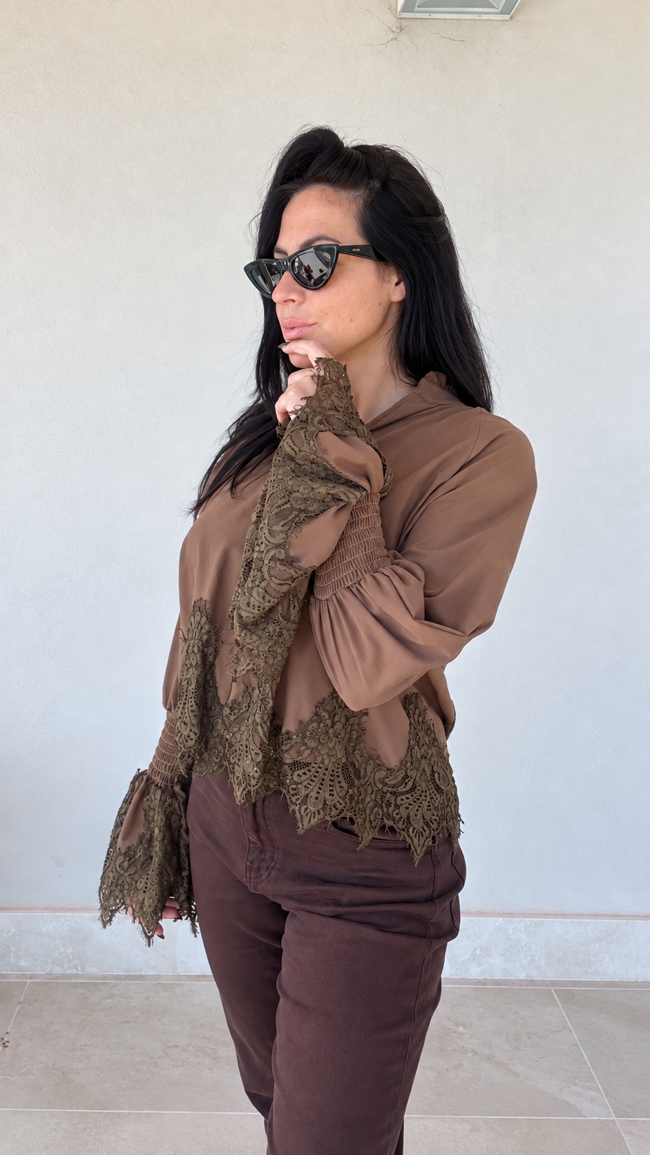 Camicia con volant in pizzo camel
