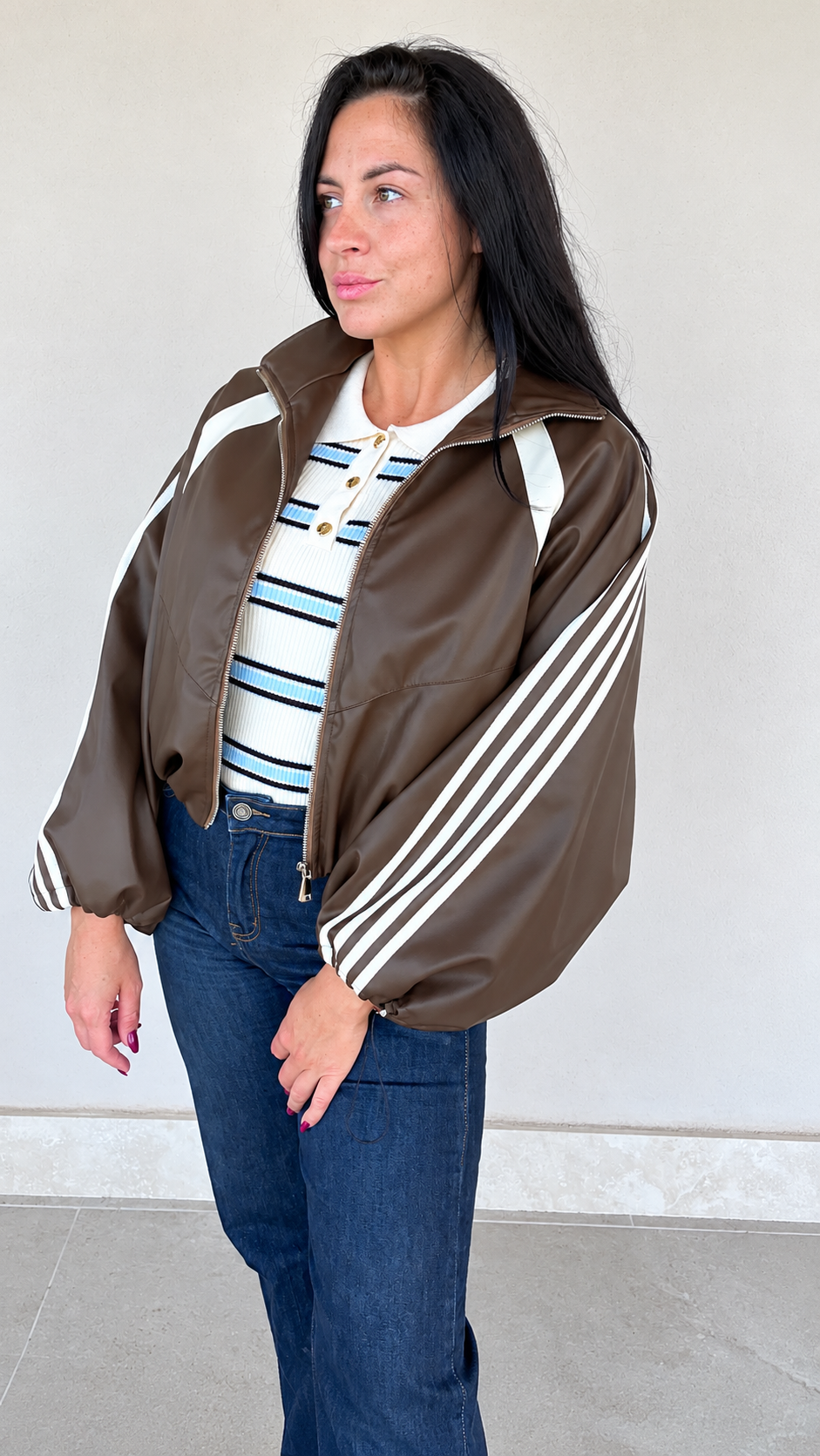 Giacca bomber in ecopelle marrone con righe
