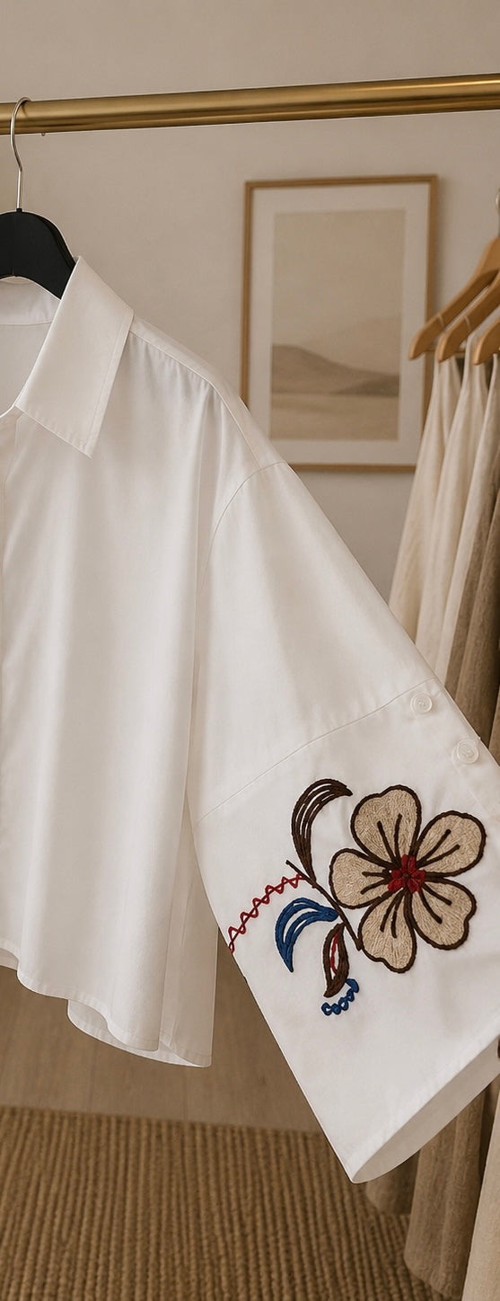 Camicia bianca con ricamo floreale