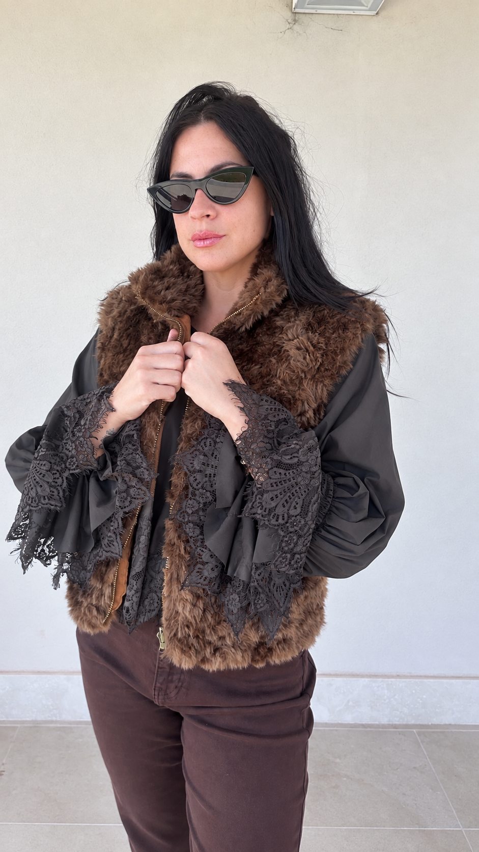 Camicia con volant in pizzo marrone