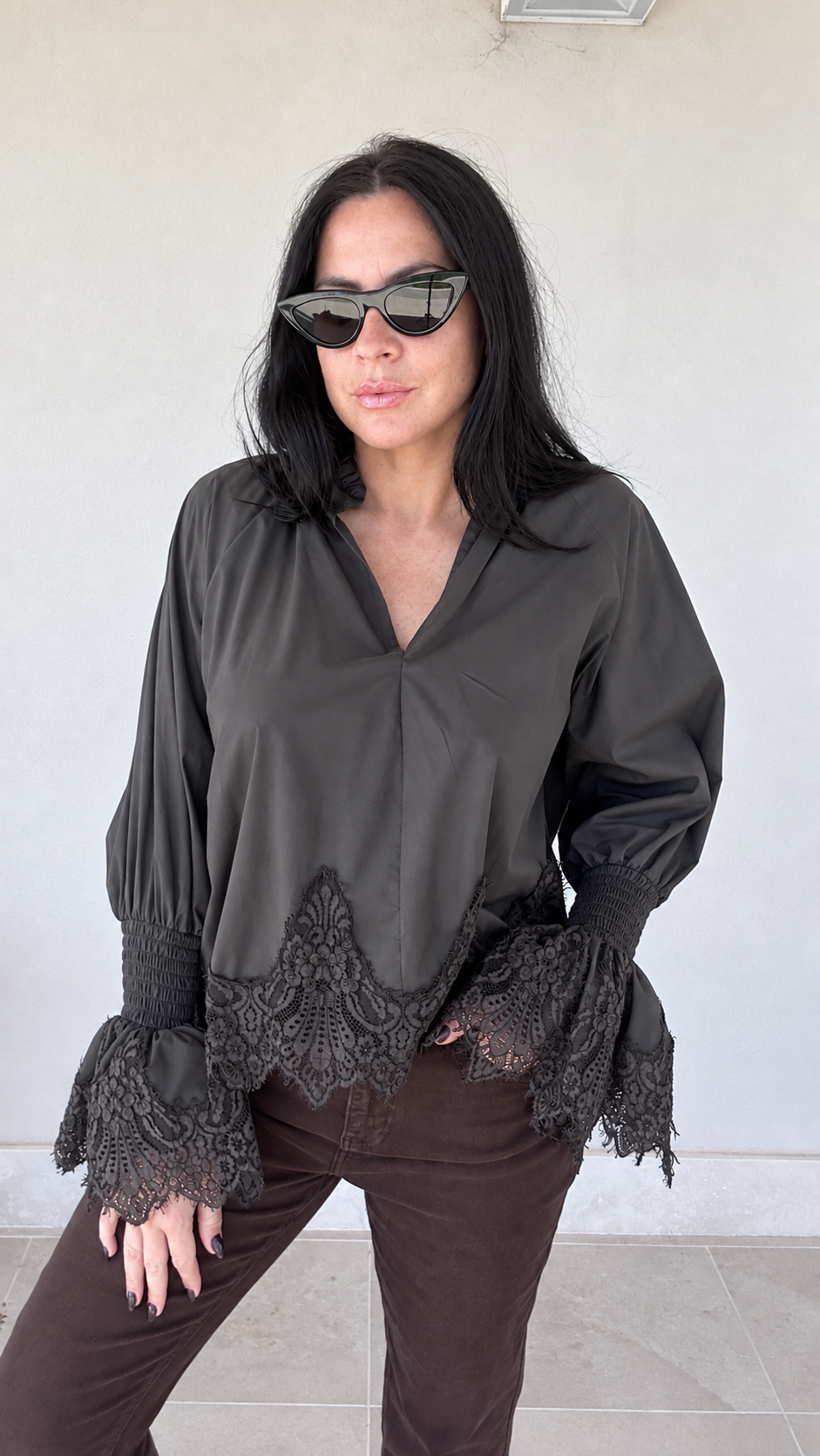 Camicia con volant in pizzo marrone