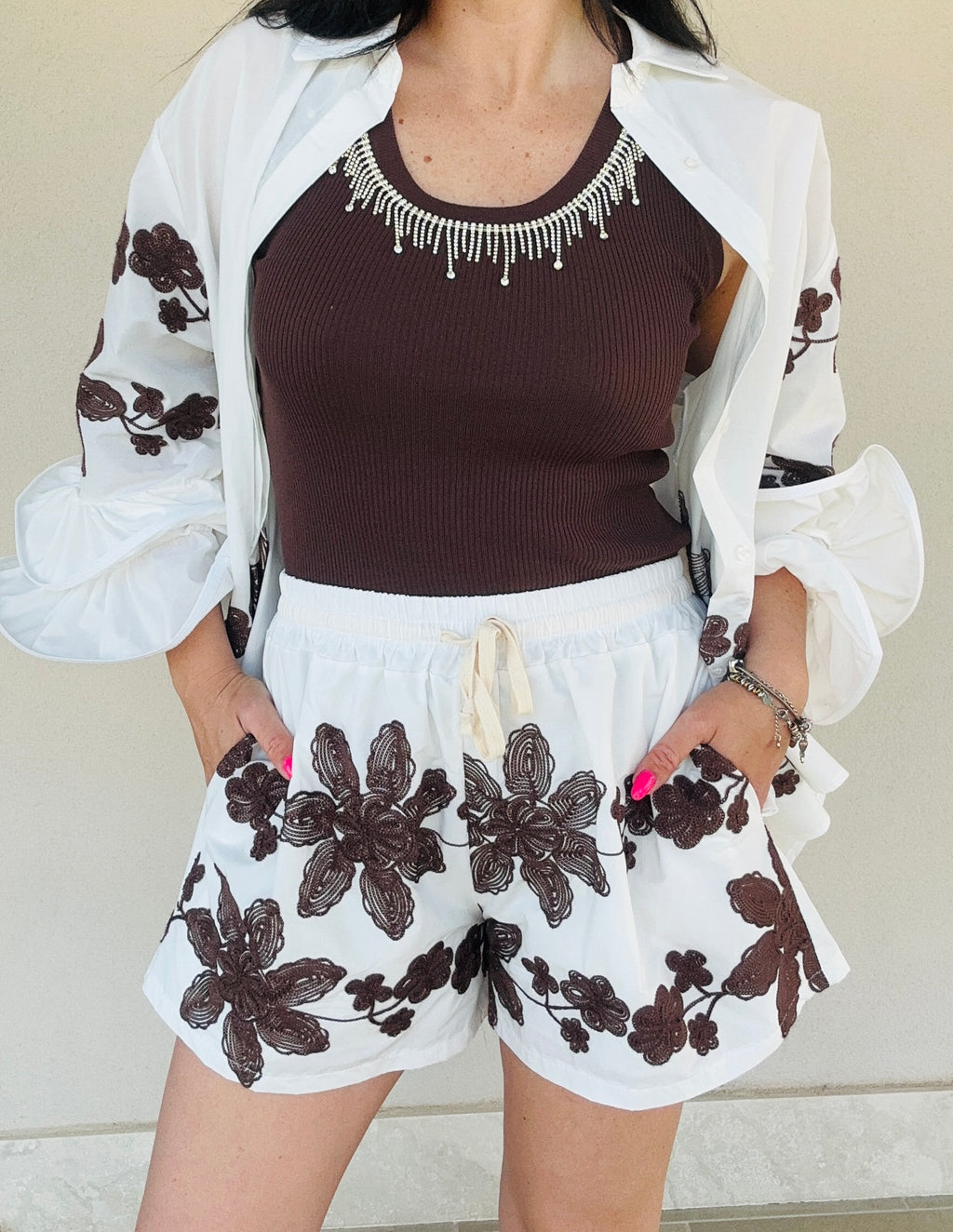 Shorts con ricamo