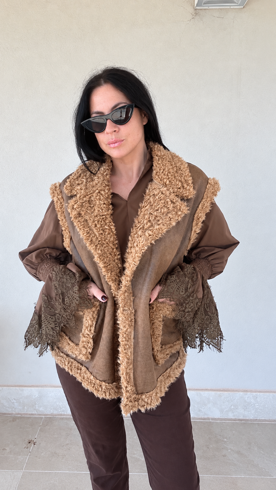 Gilet scamosciato con bordo in ecopelliccia camel