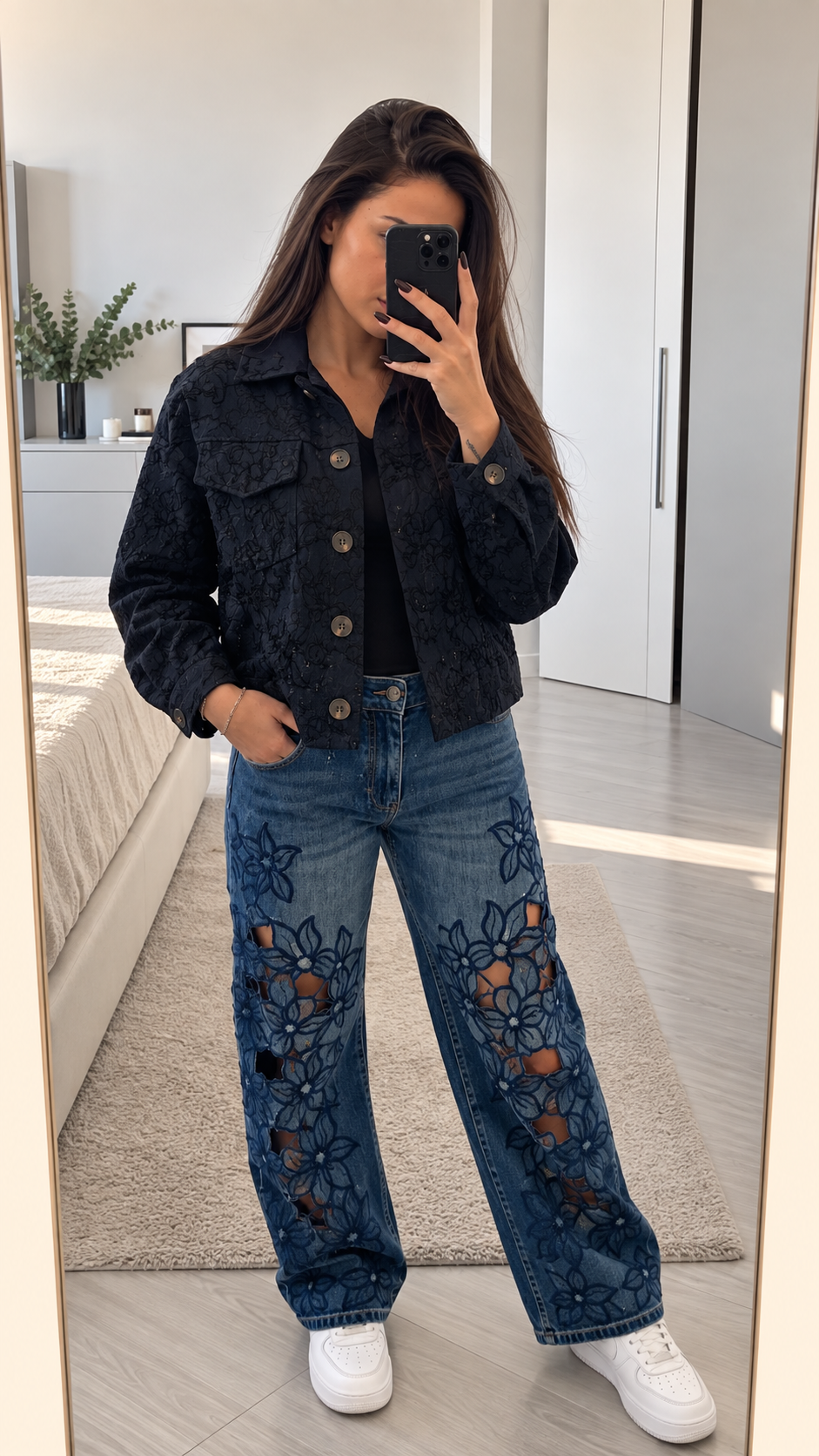 Jeans wide leg in denim blu con ricami floreali traforati