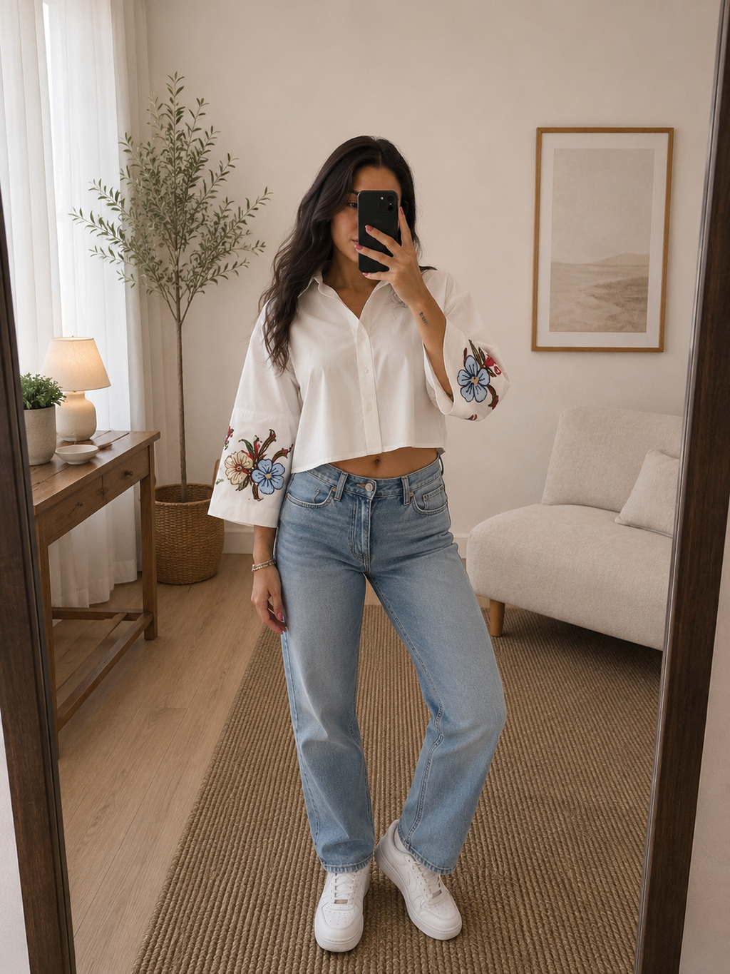 Camicia bianca con ricamo floreale