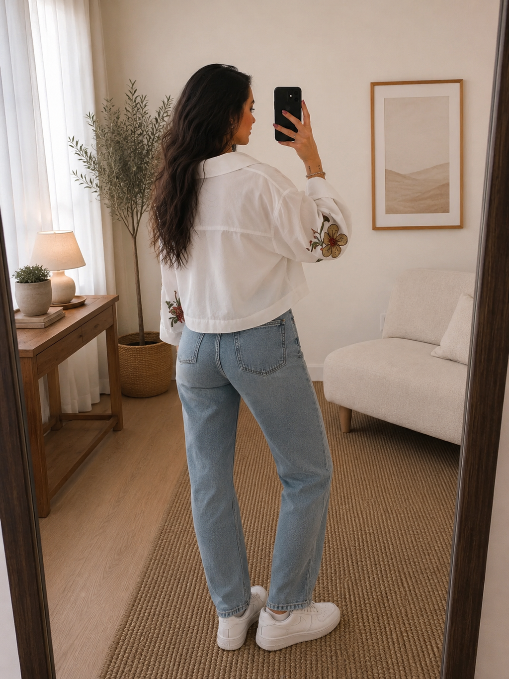 Camicia bianca con ricamo floreale