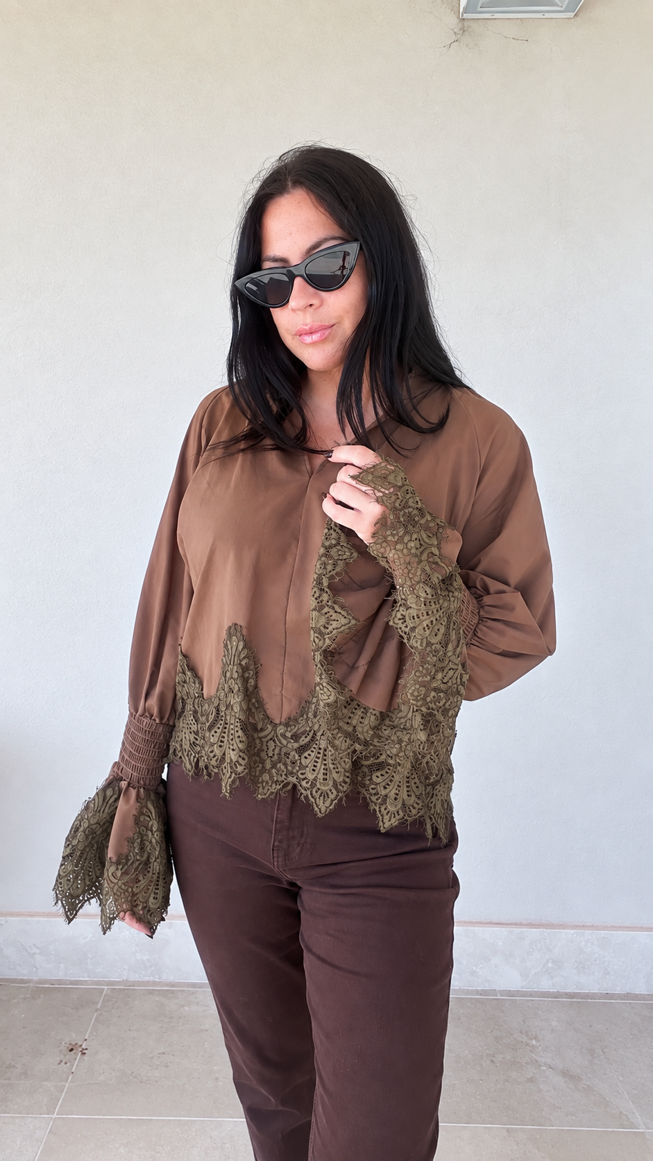 Camicia con volant in pizzo camel