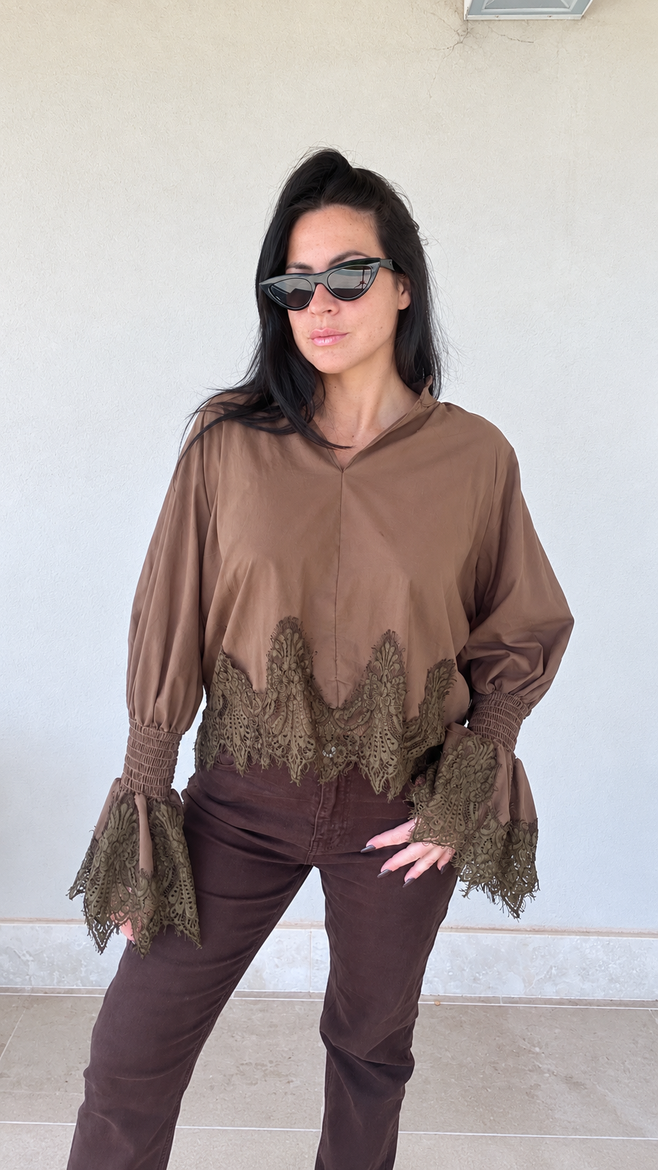 Camicia con volant in pizzo camel