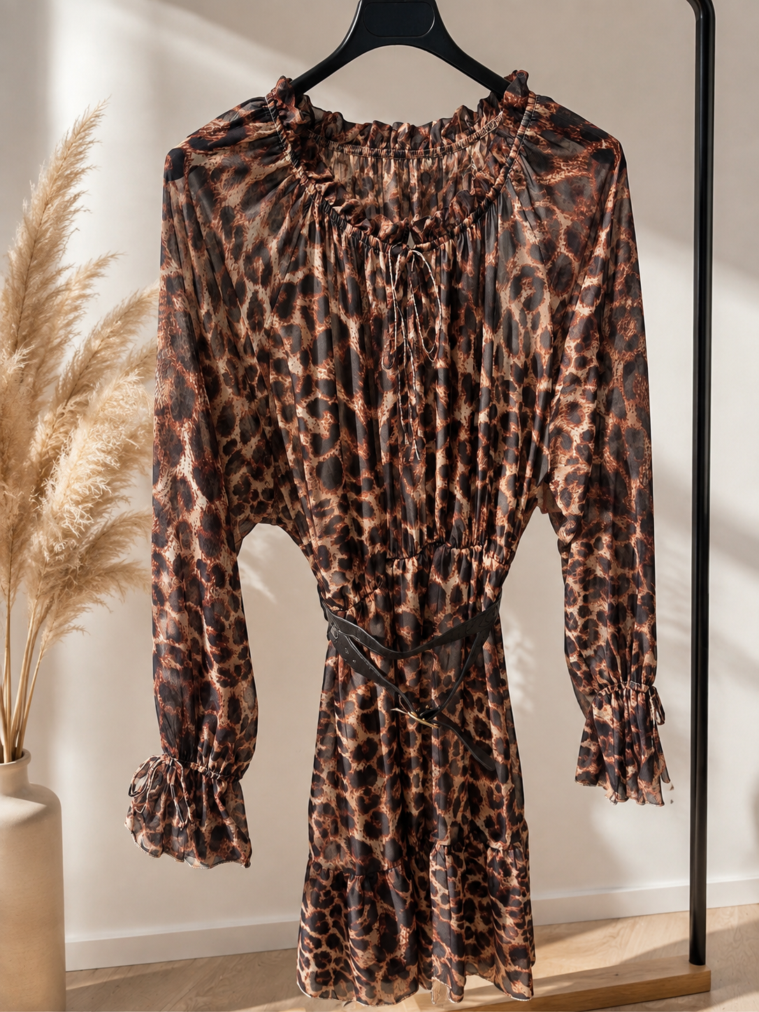 Abito leopardato con balze arancio