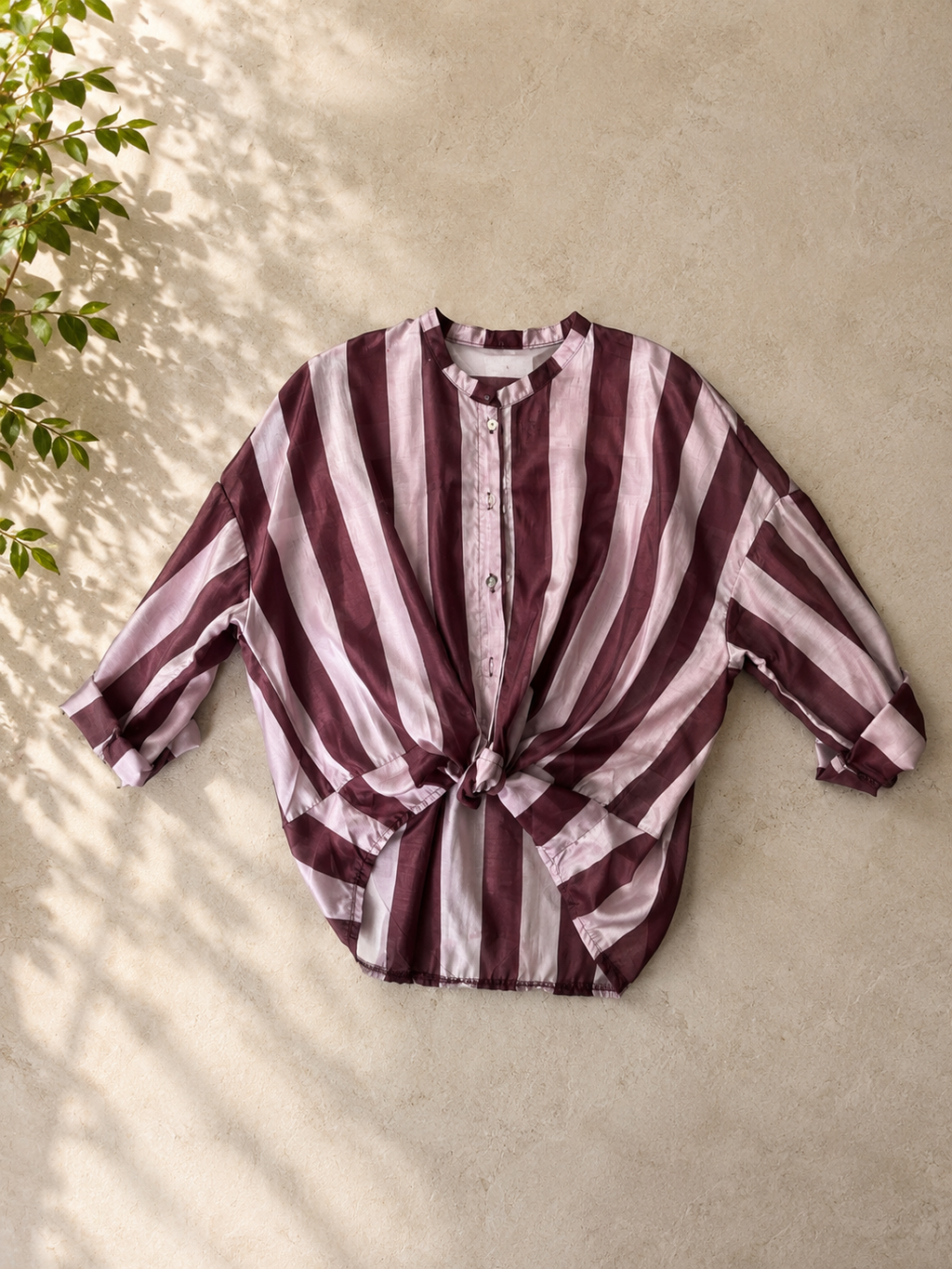 Camicia a righe con nodino bordeaux e rosa