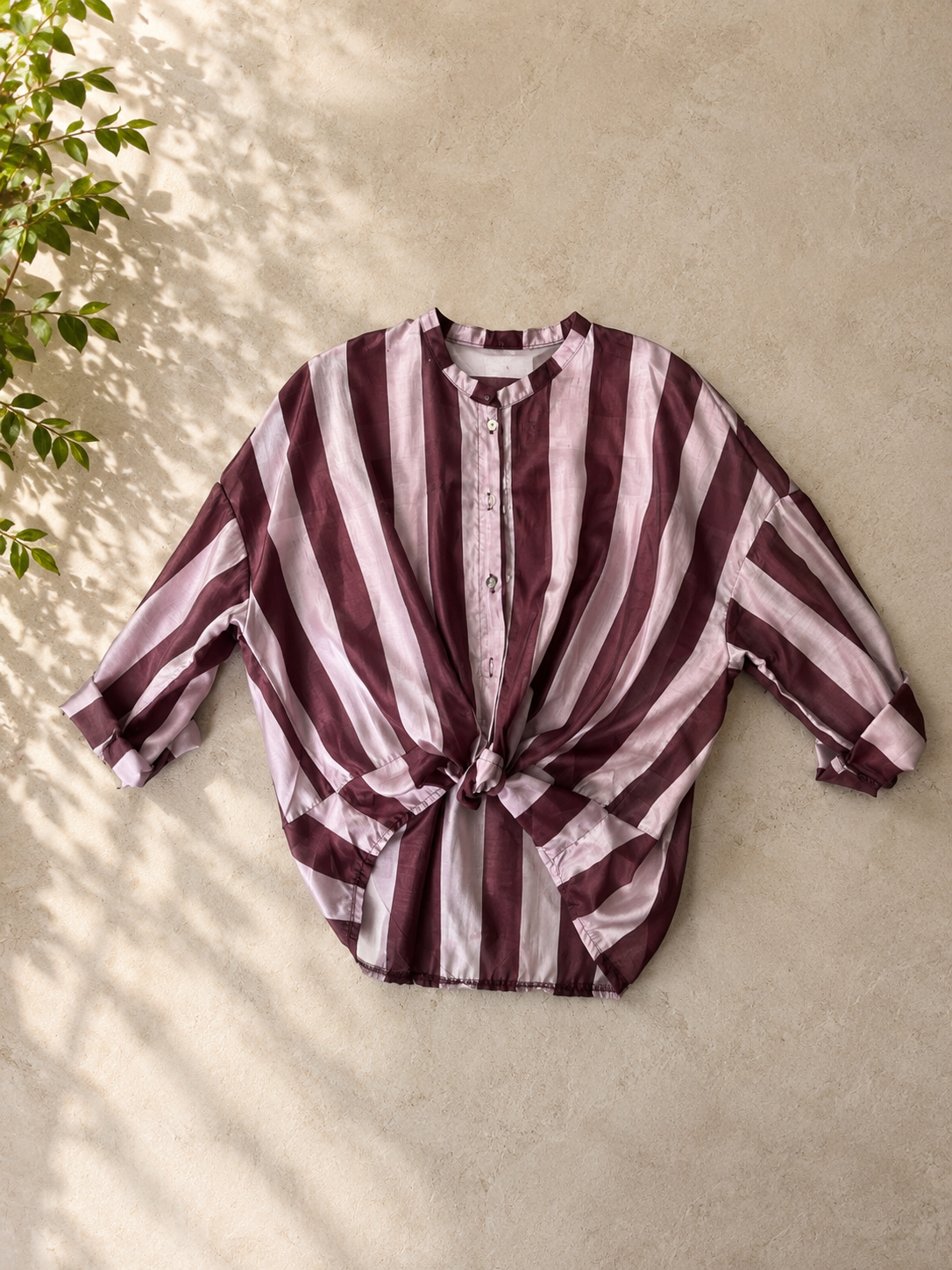 Camicia a righe con nodino bordeaux e rosa