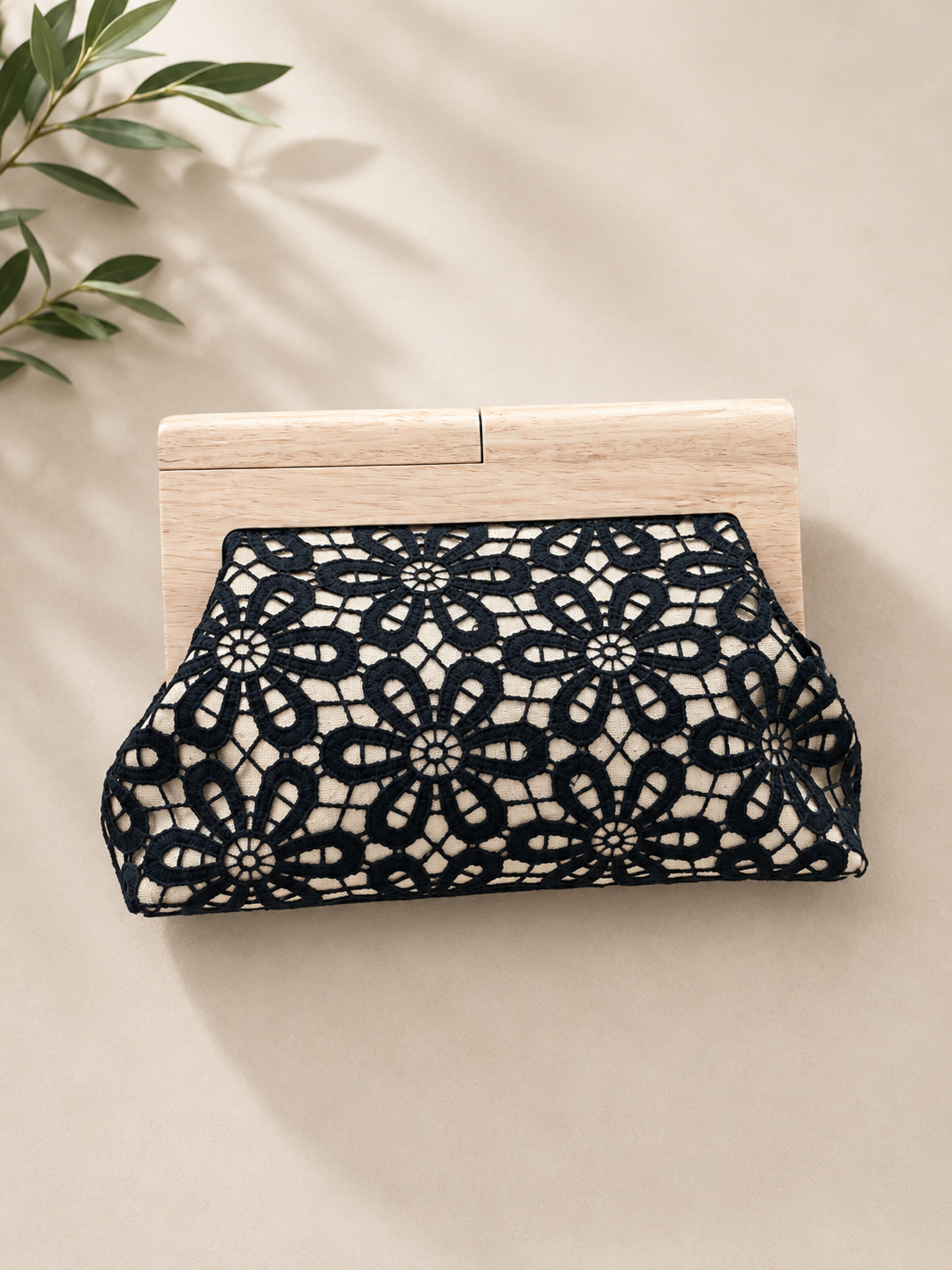 Pochette in pizzo floreale con chiusura in legno