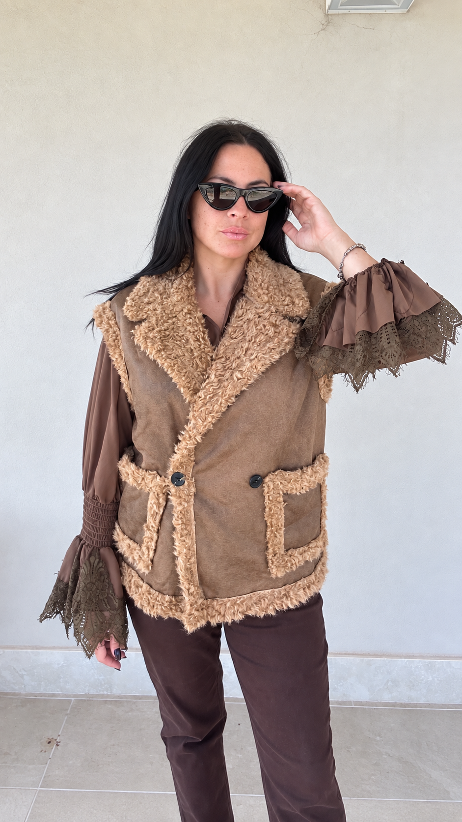 Gilet scamosciato con bordo in ecopelliccia camel