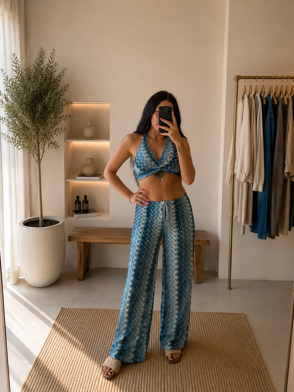 Top halter incrociato con stampa geometrica