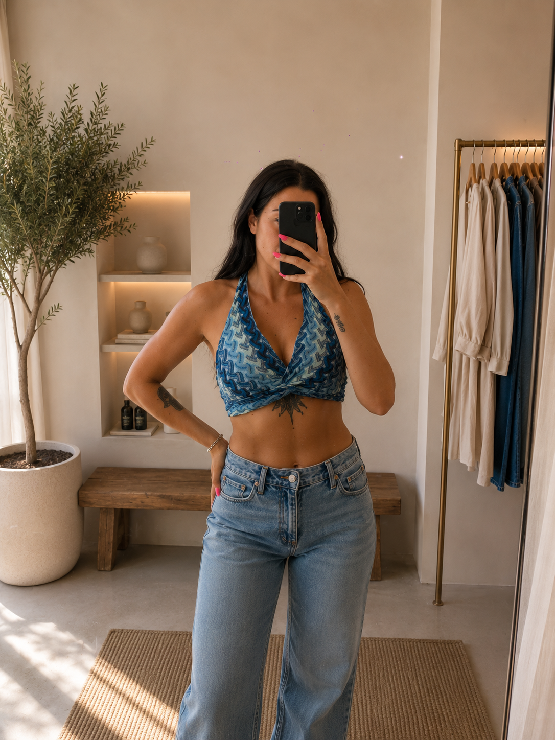 Top halter incrociato con stampa geometrica