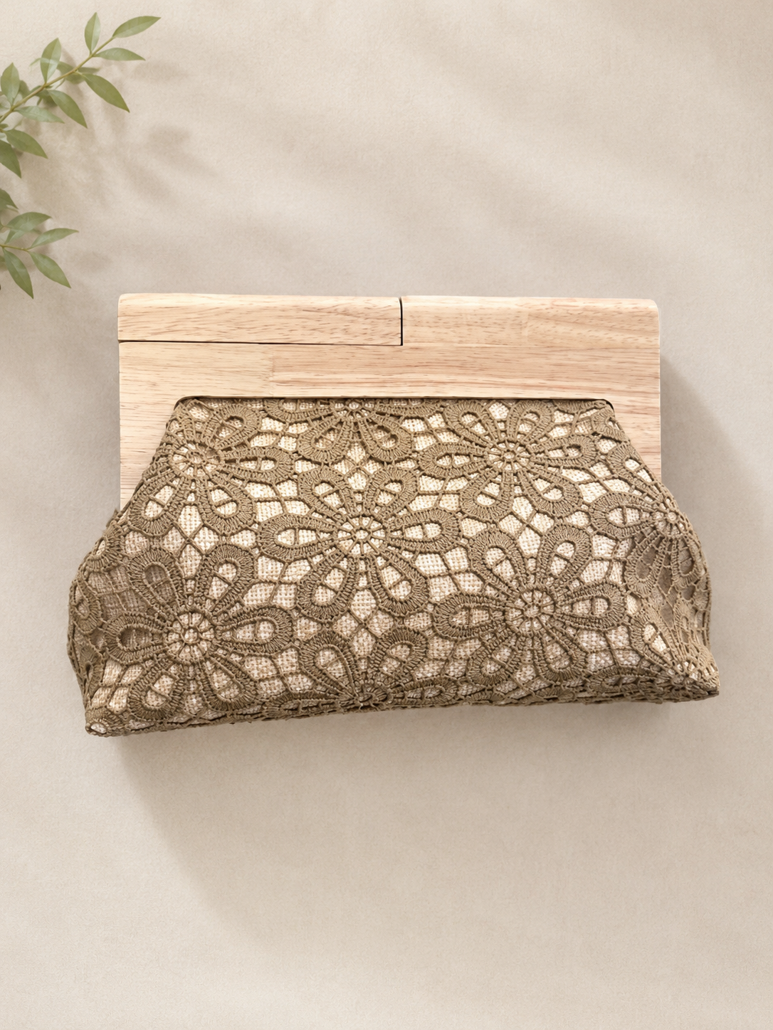 Pochette in pizzo floreale con chiusura in legno