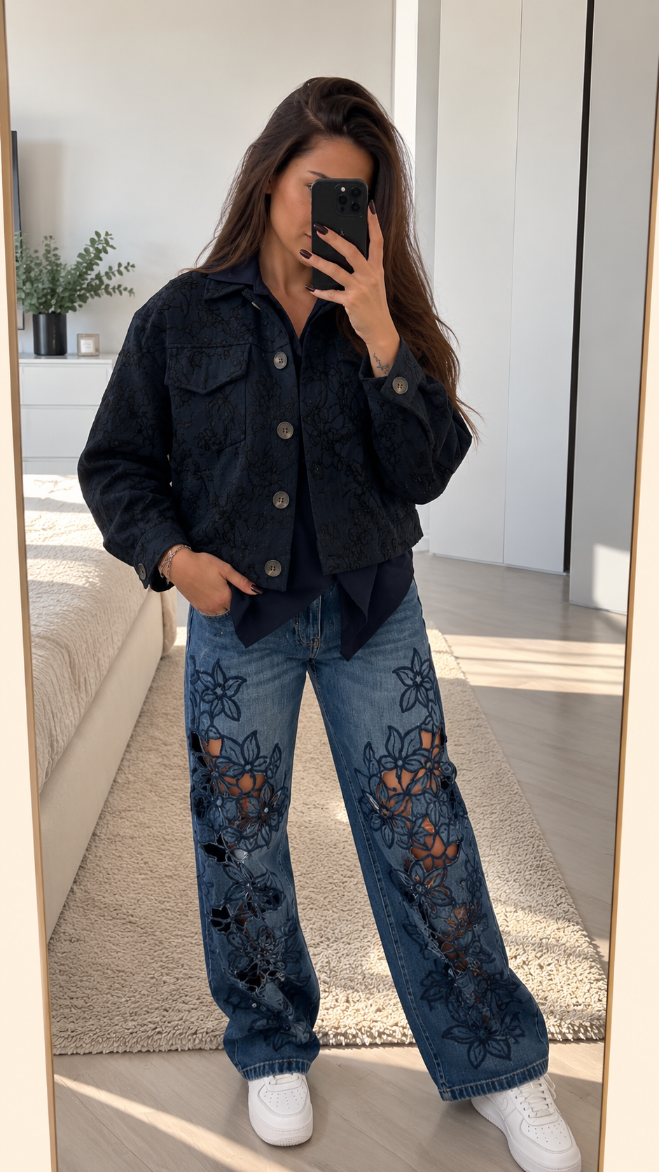 Jeans wide leg in denim blu con ricami floreali traforati