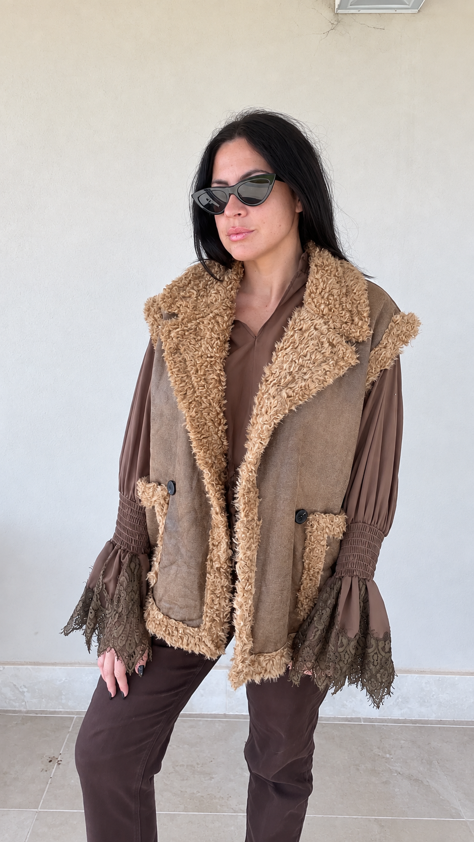 Gilet scamosciato con bordo in ecopelliccia camel