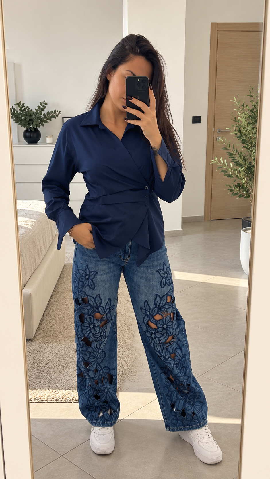 Jeans wide leg in denim blu con ricami floreali traforati