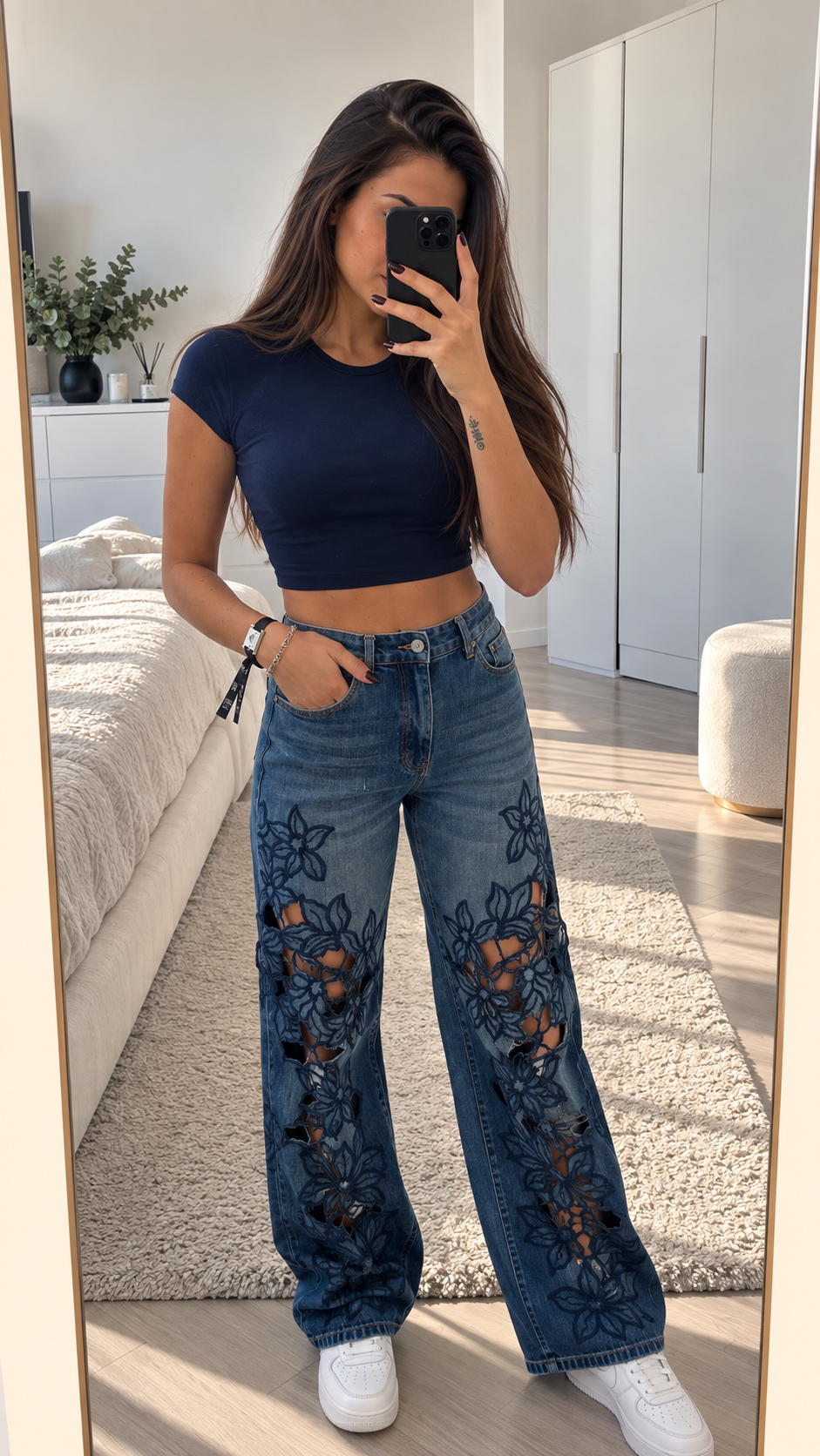 Jeans wide leg in denim blu con ricami floreali traforati