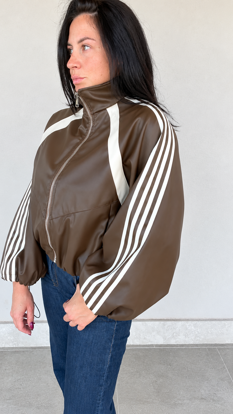Giacca bomber in ecopelle marrone con righe